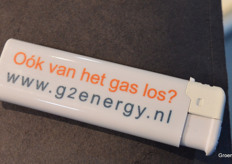 Kees Molenaar van G2 Energy naast een maquette met zonnecollectoren.